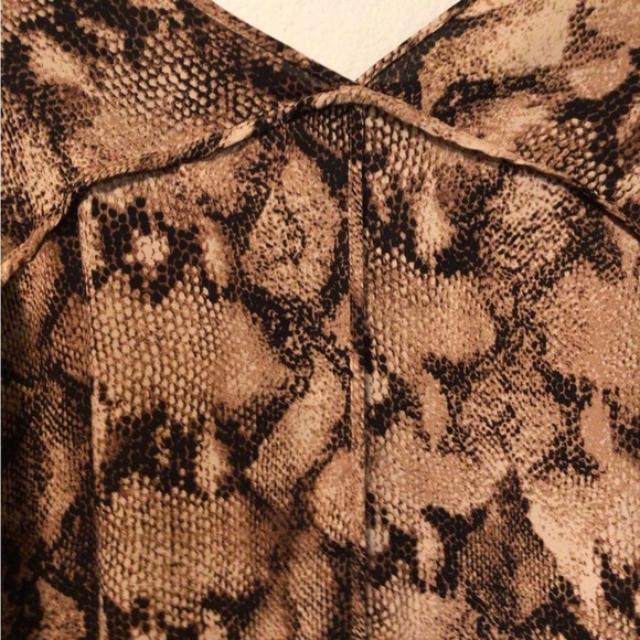 HerringStones women’s medium python v- neck top with kimono sleeves - Picture 11 of 11